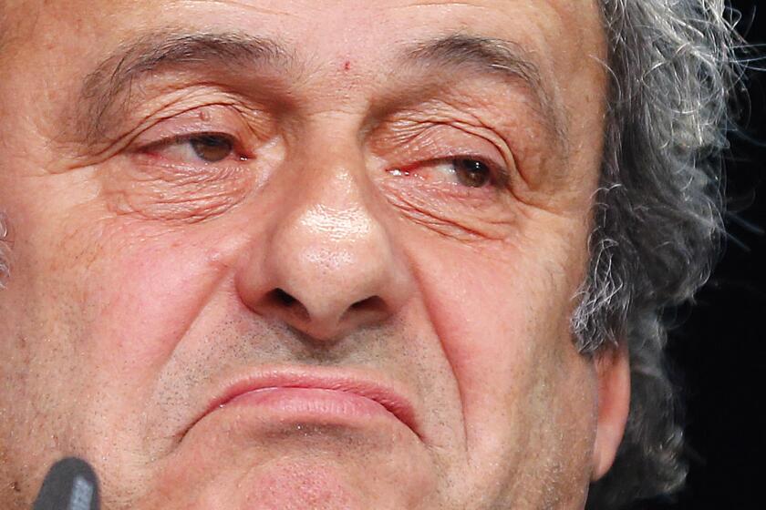 El presidente de la UEFA, Michel Platini, gesticula durante una conferencia de prensa el jueves, 28 de marzo de 2015, en Zurich, Suiza.