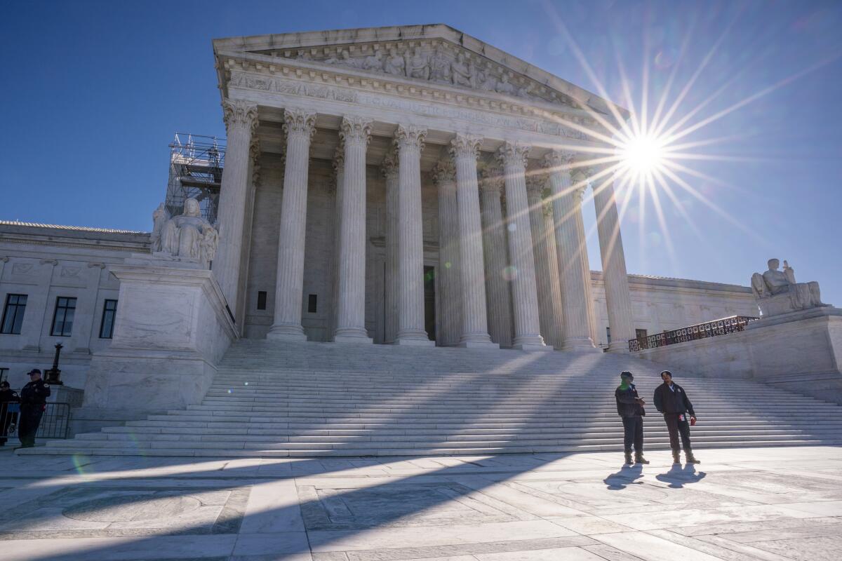 ARCHIVO - La Corte Suprema en el Capitolio en Washington, el lunes 23 de octubre de 2023.