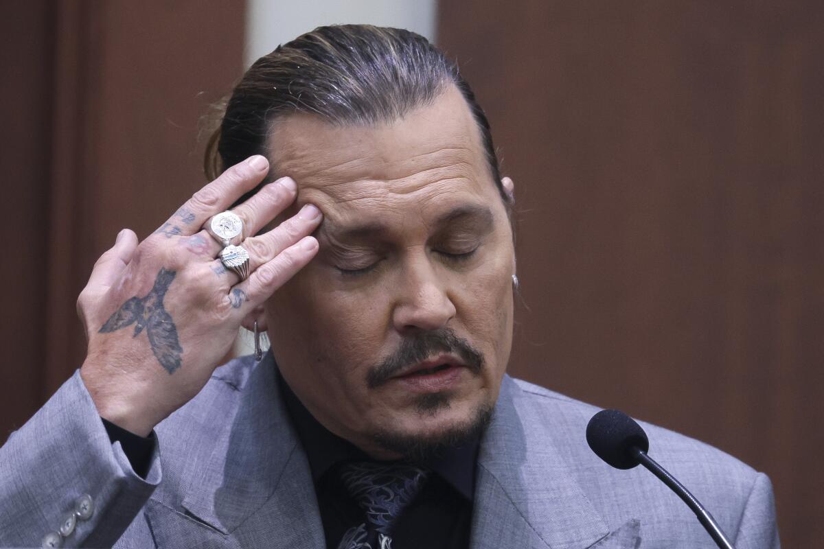 Johnny Depp rinde declaración durante una audiencia en el Tribunal de Circuito del Condado de Fairfax