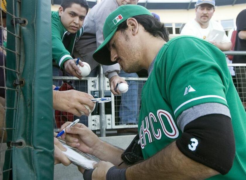 Jorge Luis Cantú, quien juega para los Tampa Bay, firma autógrafos a los seguidores mexicanos previo al partido amistoso ante los Diamondbacks de Arizona, el sábado 4 de marzo, en Tucson, Arizona (EEUU). EFE/Archivo