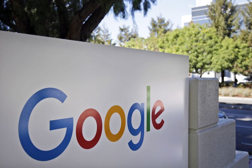 ARCHIVO - Esta fotografía del 20 de octubre de 2015 muestra un letrero de Google en la sede de la compañía en Mountain View, California. (AP Foto/Marcio Jose Sanchez, archivo)