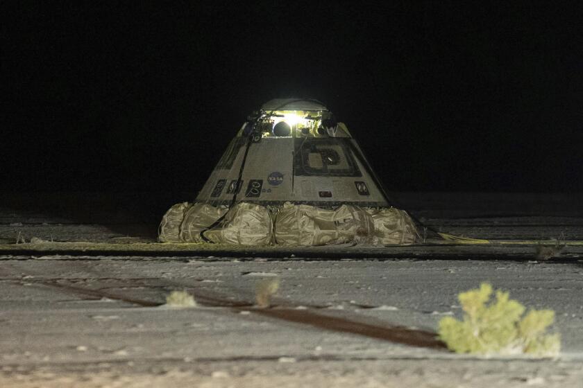 La cápsula espacial Starliner de Boeing, vacía, tras aterrizar en el campo de prueba de misiles White Sands de Nuevo México, el 6 de septiembre de 2024, luego de partir desde la Estación Espacial Internacional. (Boeing vía AP)