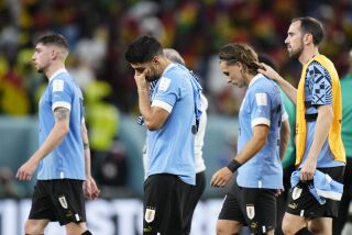 El delantero uruguayo Luis Suárez llora al final del partido contra Ghana por el Grupo H del Mundial, el viernes 2 de diciembre de 2022, en Rayán, Qatar. Uruguay ganó 2-0 pero queda eliminada. (AP Foto/Manu Fernández)