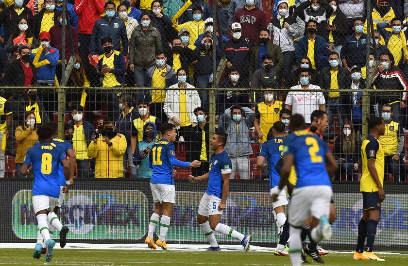 El volante brasileño Casemiro (centro) tras anotar un gol contra Ecuador en el partido por las eliminatorias del Mundial, el jueves 27 de enero de 2022, en Quito. (Rodrigo Buendía/Pool vía AP)
