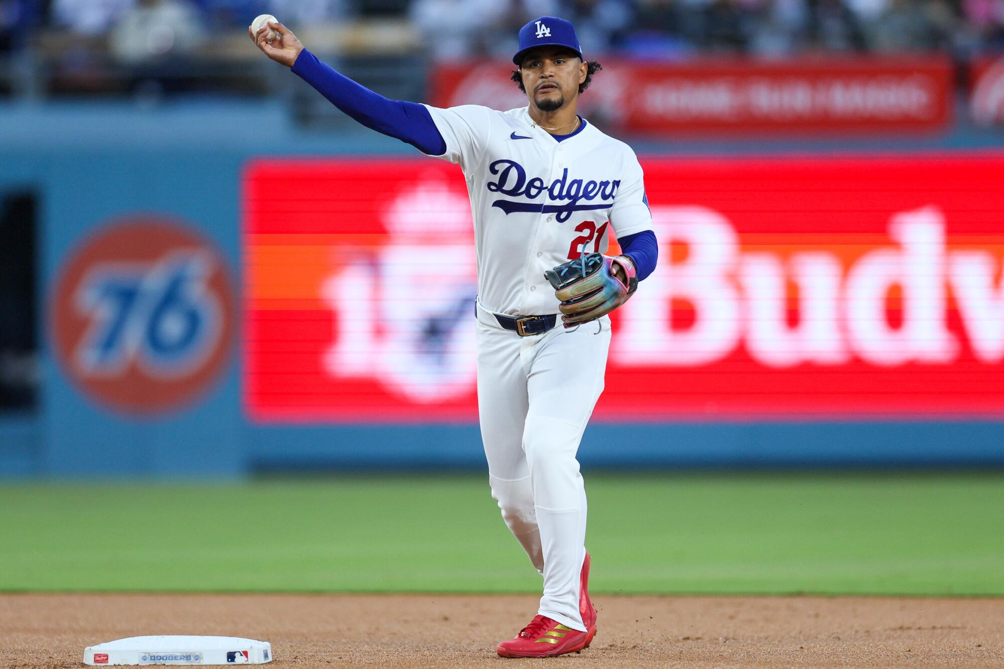 Dodgers'ın yardımcı oyuncusu Santiago Espinal oyun sırasında atış yapıyor.