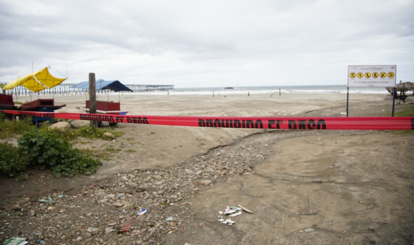 La plage de Rosarito a été fermée en raison du coronavirus. La ville a vu peu ou pas de touristes dans la région.