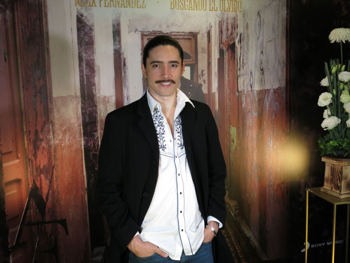 El cantante mexicano Alex Fernández posa durante la promoción de su más reciente álbum “Buscando el olvido" 
