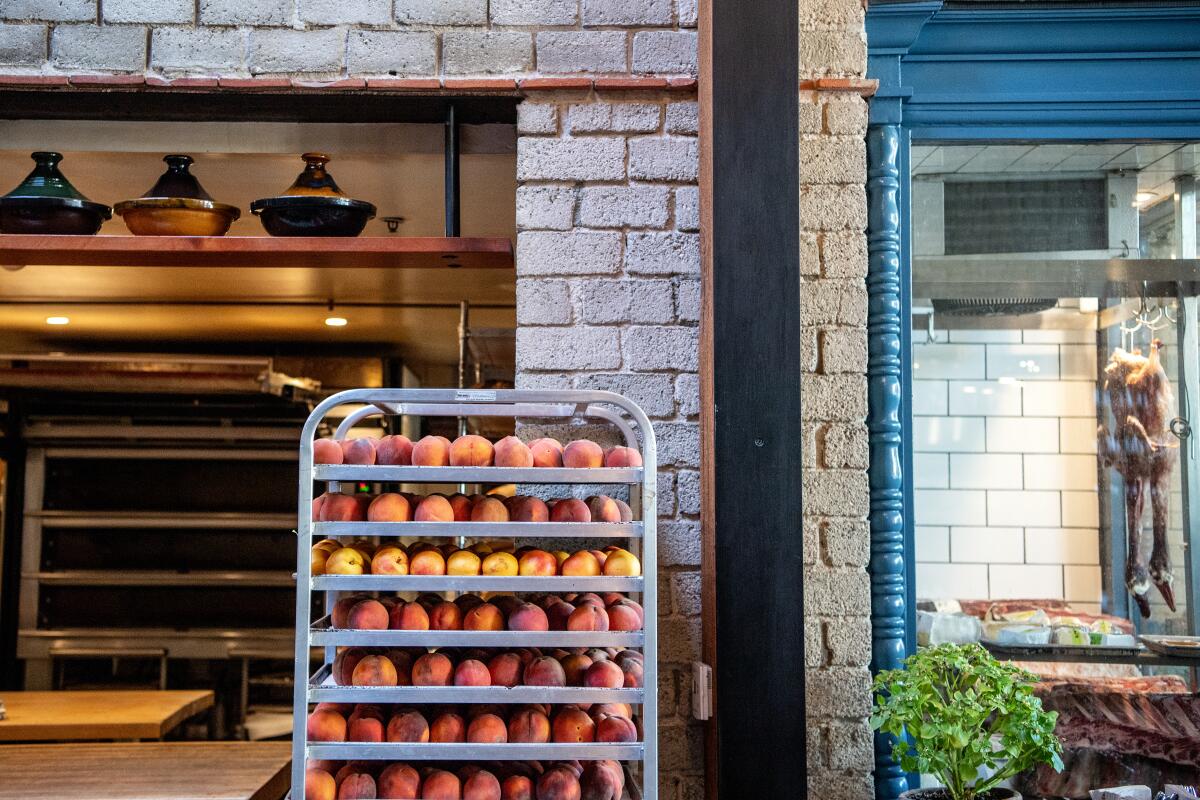 Stone fruits ripening on a tiered metal rack at 搁é辫耻产濒颈辩耻别