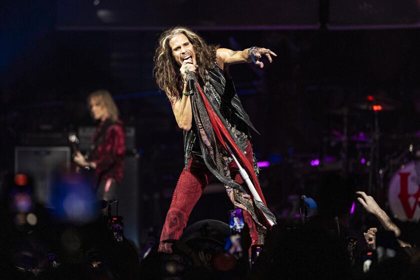 El vocalista de la banda de rock Aerosmith, Steven Tyler, canta durante el primer concierto de su gira "Peace Out: The Farewell Tour", el sábado 2 de septiembre de 2023, en el Wells Fargo Center de Filadelfia. (Foto de Amy Harris/Invision/AP, archivo)