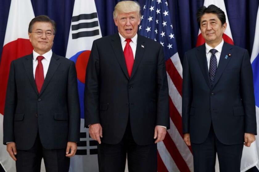 El presidente estadounidense Donald Trump (c) con el primer ministro japonés Shinzo Abe (d) y el presidente surcoreano Moon Jae-in en Hamburgo, Alemania. La expresión de Trump en que pareció mofarse de los acentos de dos mandatarios asiáticos ha causado revuelo entre los estadounidenses de ascendencia asiática.
