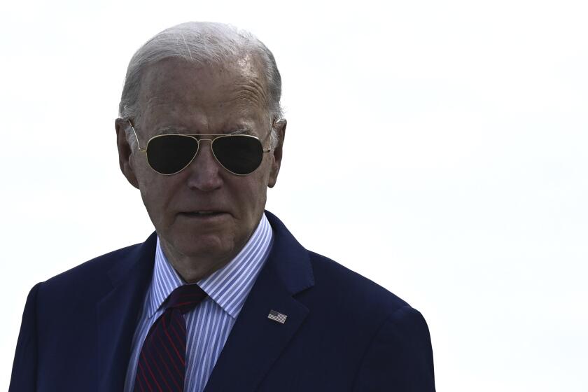 El presidente estadounidense Joe Biden llega al aeropuerto de Orly, en el sur de París, el miércoles 5 de junio de 2024. (Julien de Rosa, Pool vía AP)