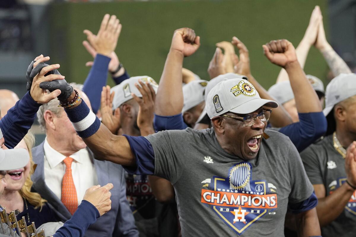 El manager de los Astros de Houston Dusty Baker Jr., el equipo celebran su victoria 
