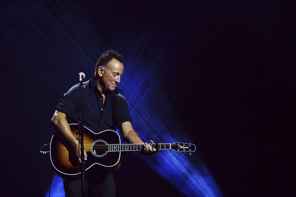 Bruce Springsteen toca en la ceremonia de clausura de los Juegos Invictus en Toronto