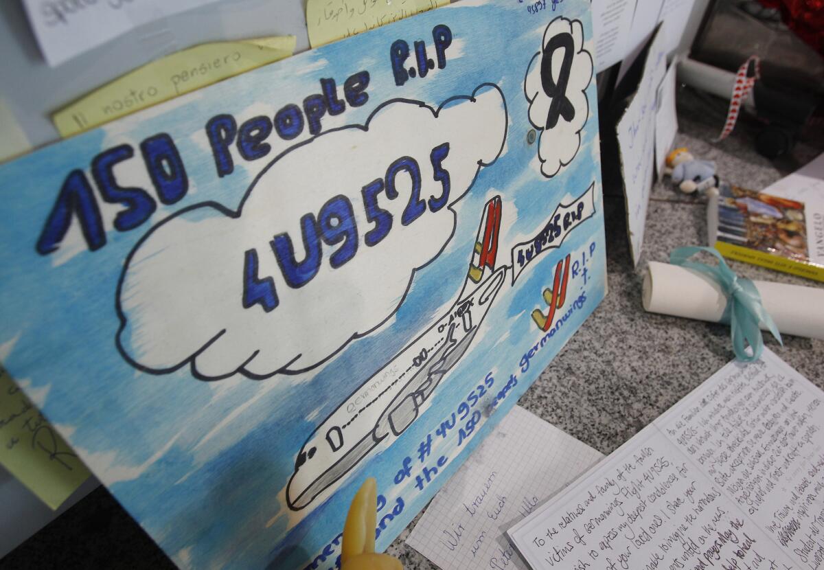 Un dibujo en una terminal del aerpuerto en memoria de los muertos en el choque de un avión de Germanwings en France, en Duesseldorf, Alemania, el miércoles 10 de junio de 2015. (AP Foto/Michael Probst)