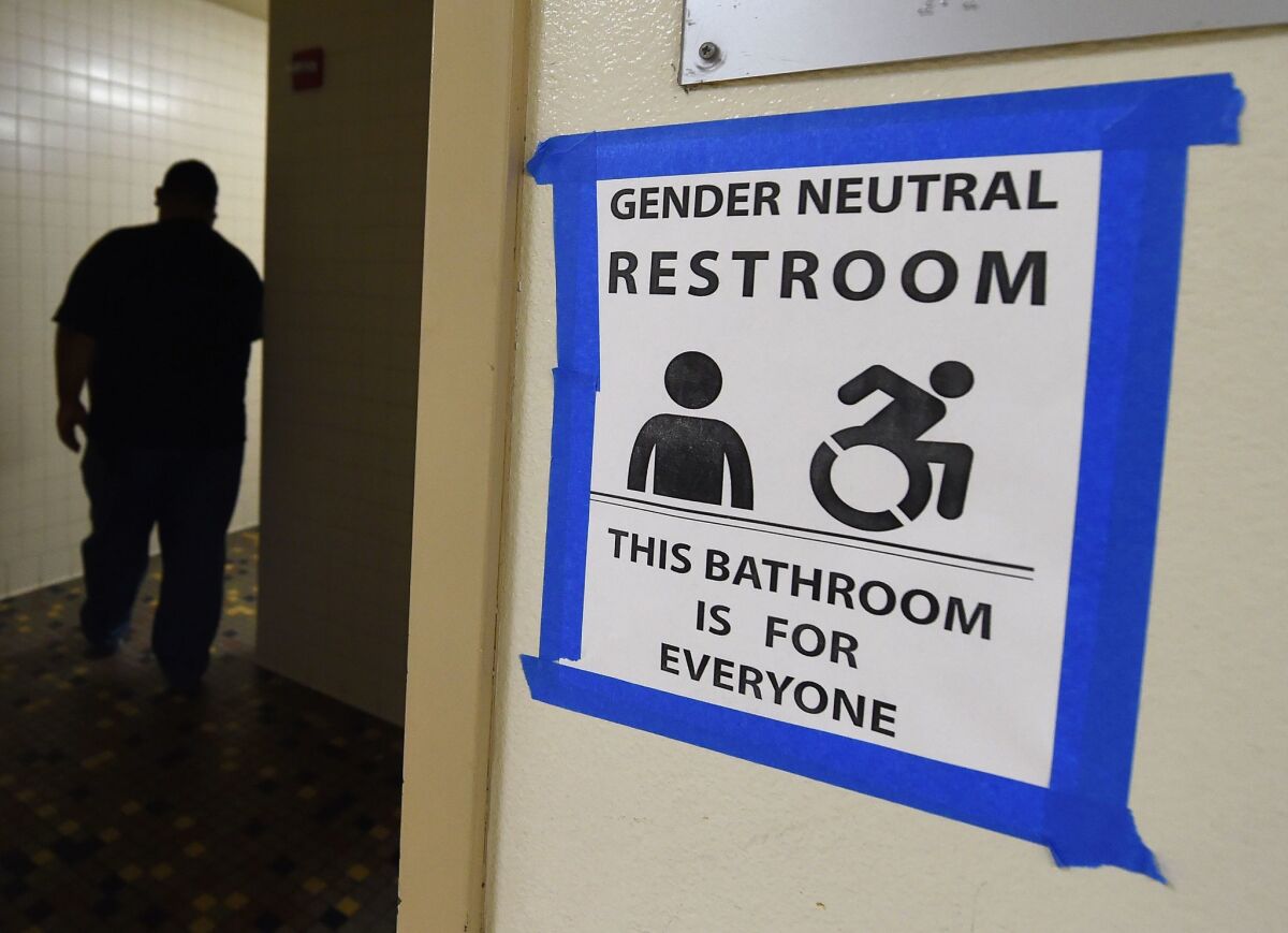 La resolución que fue aprobada en junio pide al distrito escolar que, entre otras cosas, que lleve a cabo un análisis de baños de un solo usuario para hombres y mujeres y averiguar si cumplen con la Ley Estatal AB-1732, que ayuda a combatir la discriminación de identidad de género.