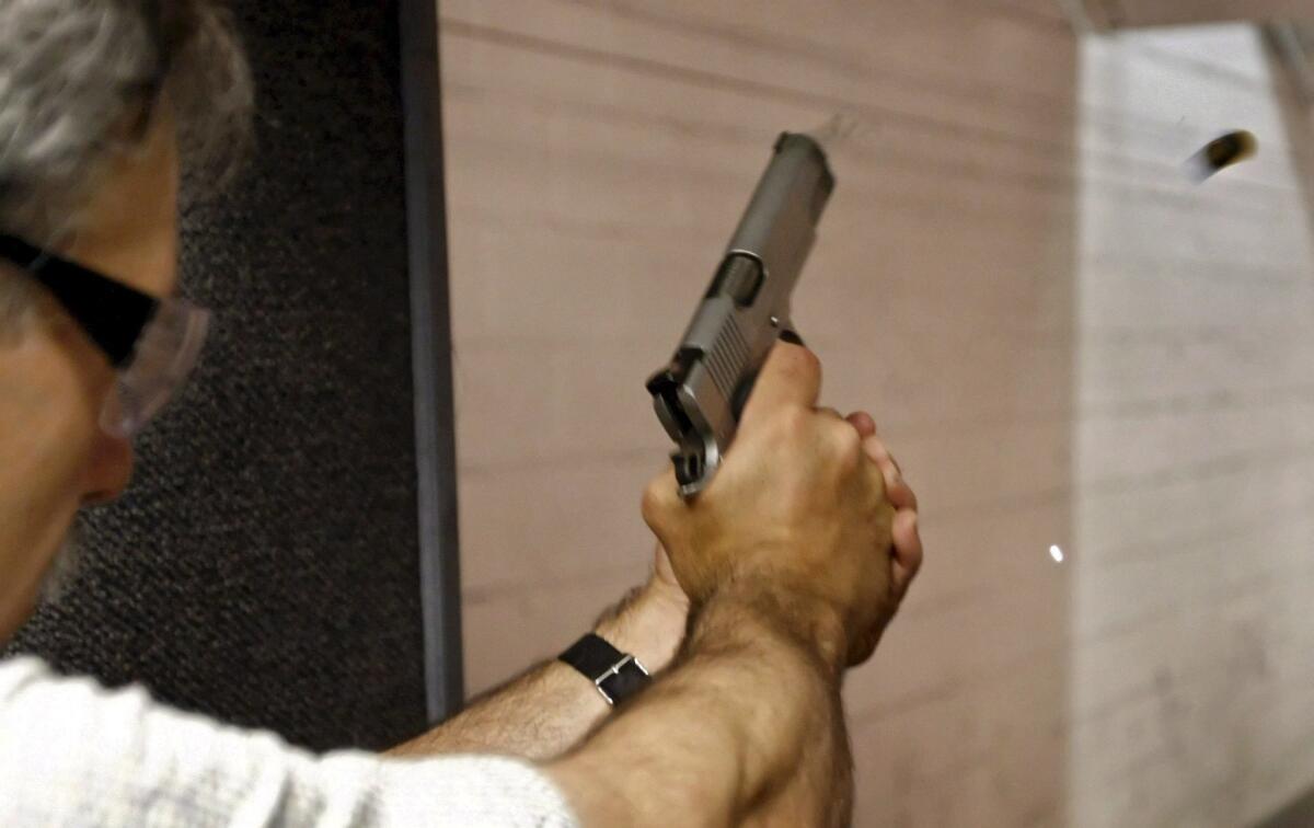 Una bala es disparada con una pistola Kimber 1911 calibre 45, en un campo de tiro y venta de armas en Wichita, Kansas (EEUU).
