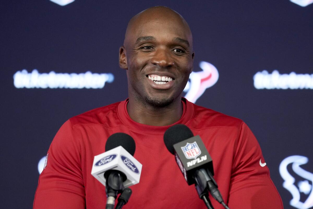 Houston Texans baş antrenörü DeMeco Ryans bir basın toplantısında konuşuyor.