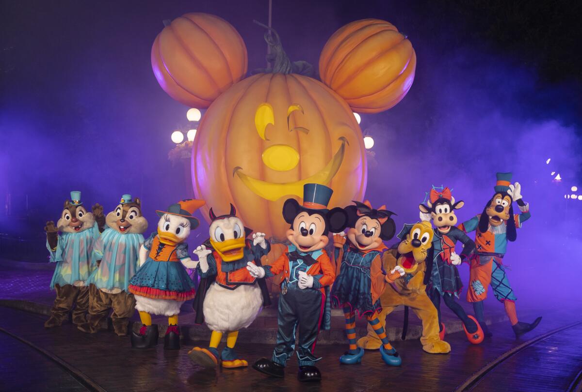 Mickey Mouse y Minnie Mouse junto a los demás personajes encabezan 