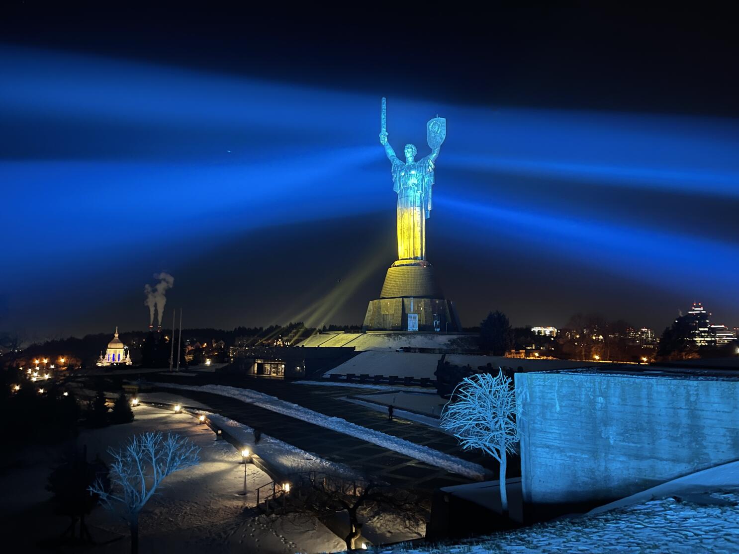 Kyiv rethinks monuments unity Russian-Ukraine Times Soviet-era - Los to Angeles