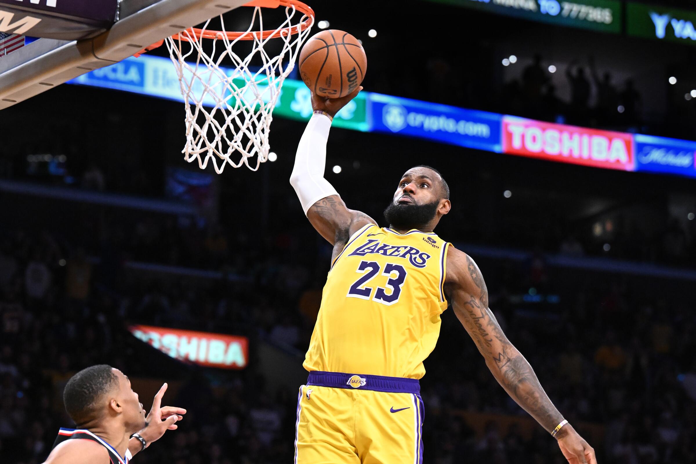 Lakers LeBron James' dunks over Clippers' Russell Westbrook in overtime