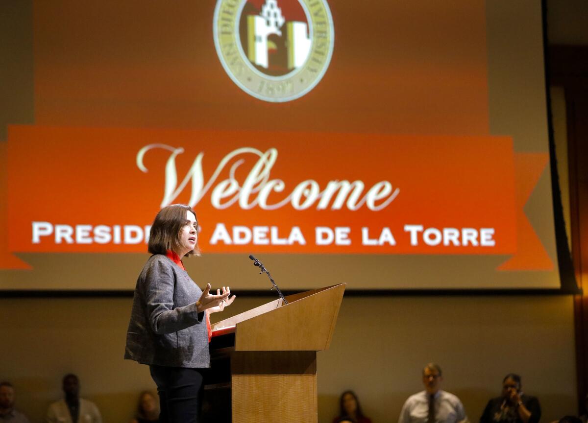 Adela de la Torre, la nueva presidenta de San Diego State University pronuncia un discurso en febrero de 2018 tras el anuncio de su nombramiento.