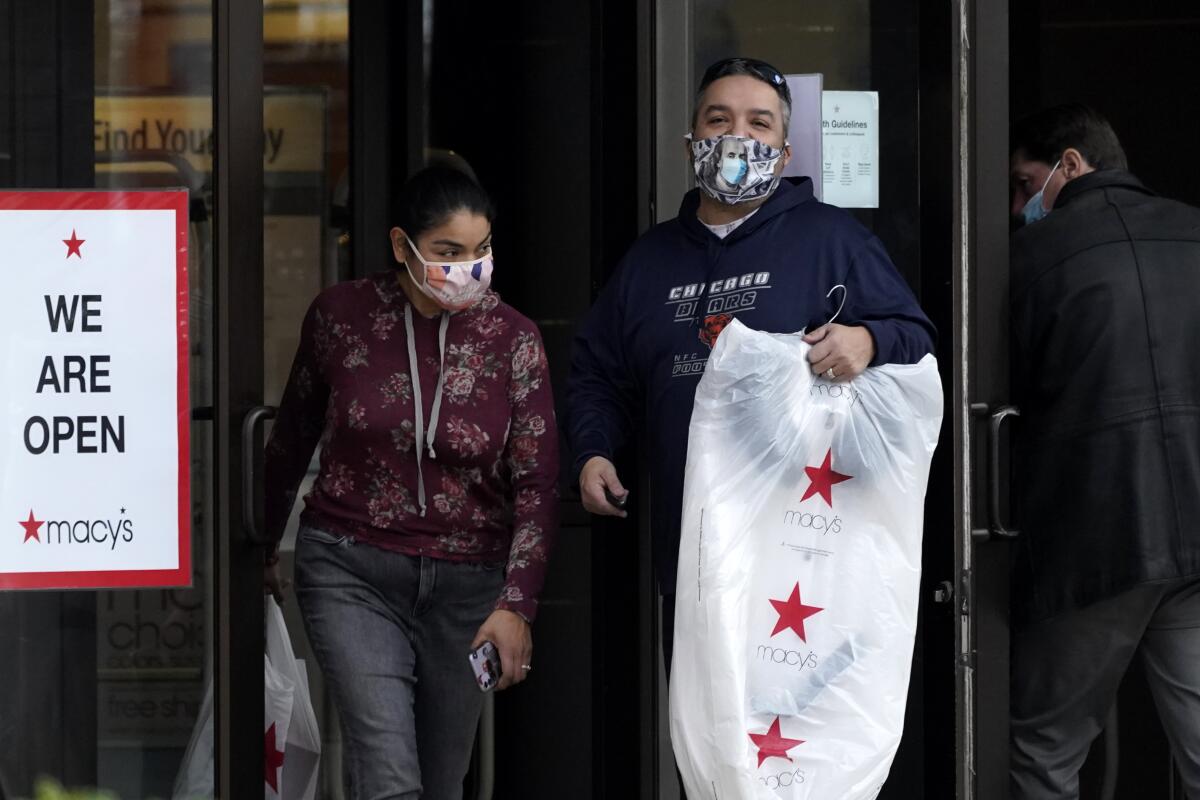  dos compradores saliendo de una tienda en Vernon Hills, Illinois. (AP Foto/Nam Y. Huh, Archivo)