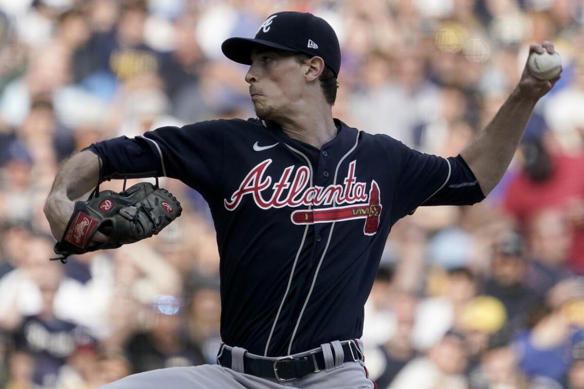 Max Fried lanza durante la victoria de los Bravos por 3-0 sobre los Cerveceros en el segundo partido.