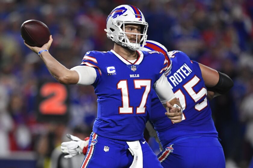 El quarterback de los Bills de Búfalo Josh Allen observa mientras intenta lanzar el balón en el encuentro ante los Titans de Tennessee el lunes 19 de septiembre del 2022. (AP Foto/Adrian Kraus)