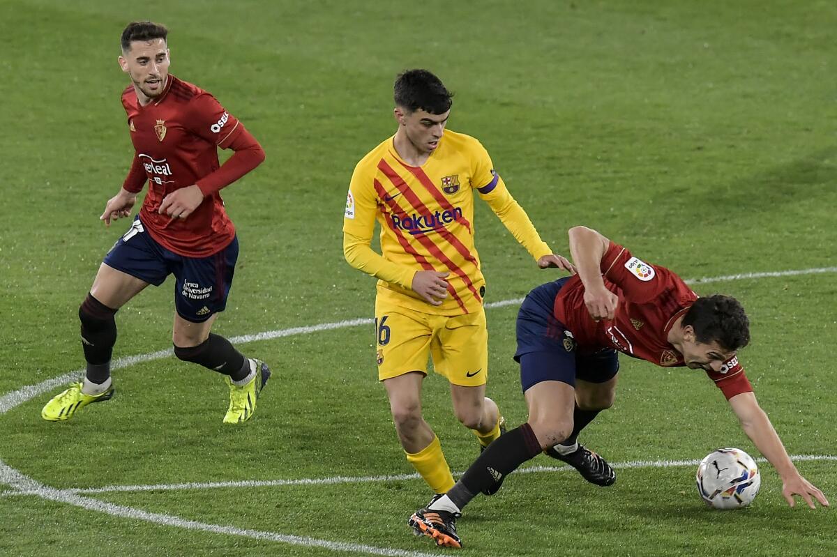 Pedri (centro) del Barcelona pugna un balón con Lucas Torro  