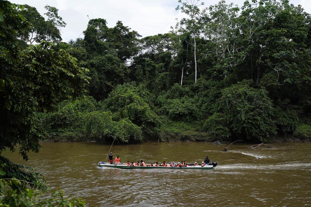 Migrantes que se encaminan hacia el norte arriban a Lajas Blancas, provincia del Darién, Panamá.