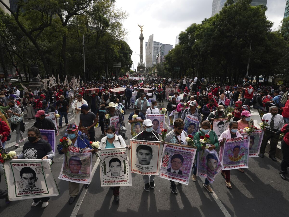 ARCHIVO - Familiares y compañeros de clase de los 43 estudiantes universitarios de Ayotzinapa 