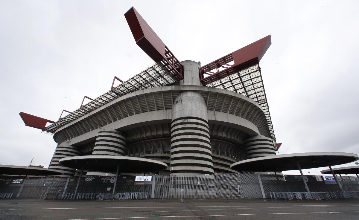 La imagen de archivo del jueves 4 de abril de 2019 muestra el exterior del estadio San Siro de Milán, Italia.
