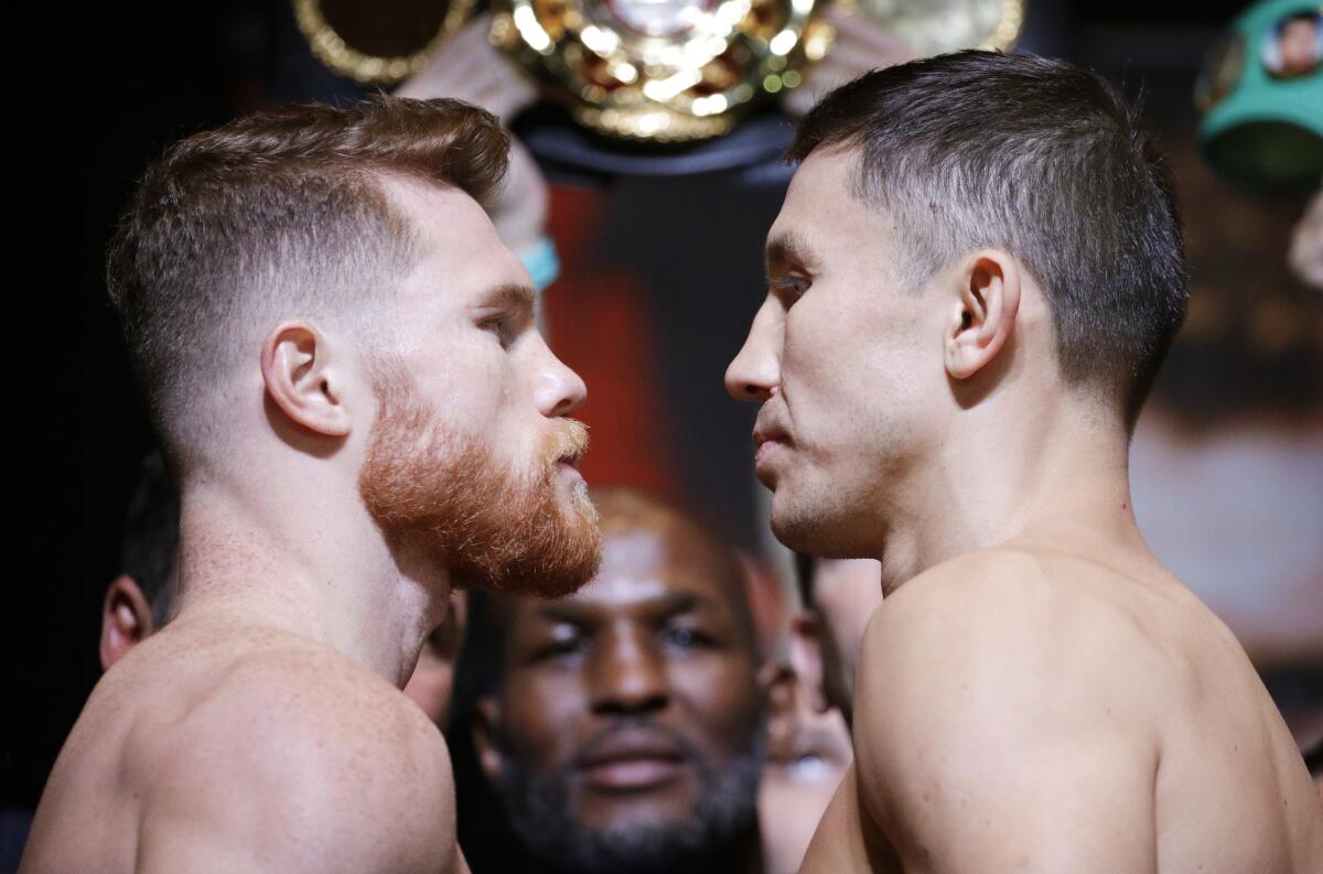 Saúl Álvarez (izquierda) y Gennady Golovkin posan durante el pesaje, el viernes 15 de septiembre 2017 en Las Vegas. (AP Foto/John Locher).