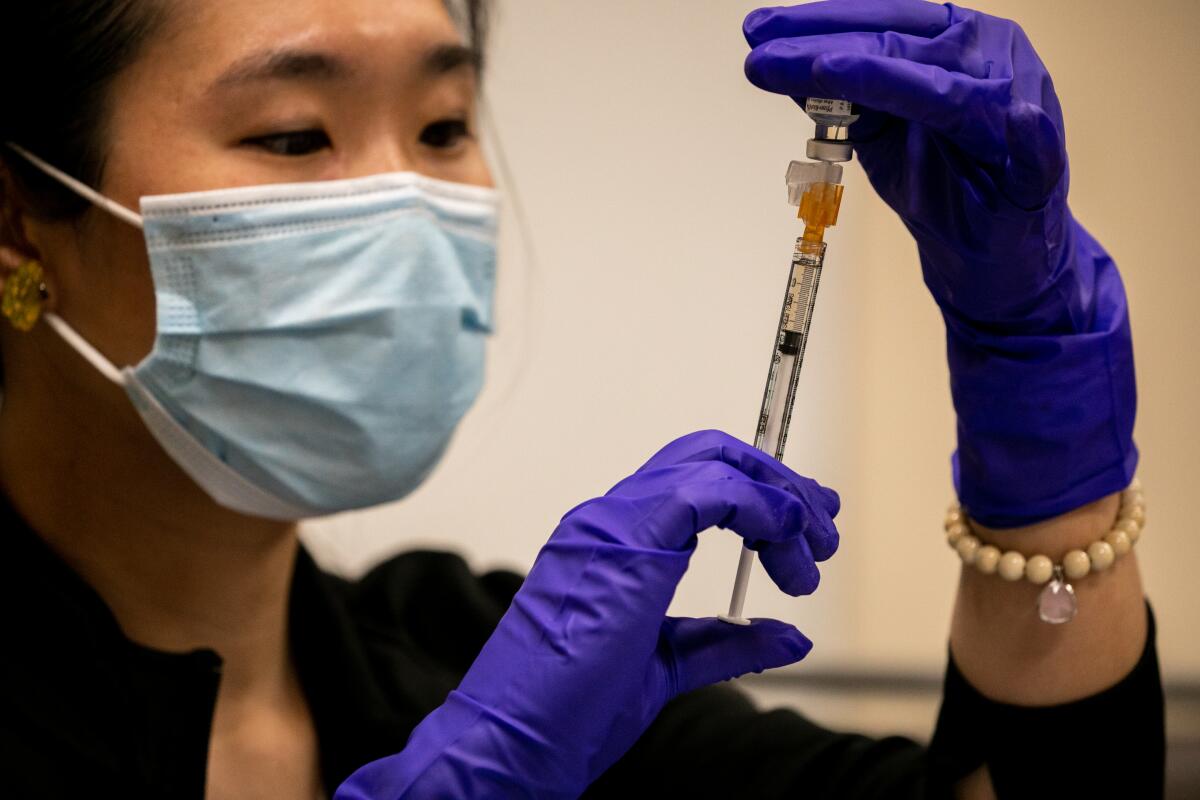 La enfermera Tonia Yu prepara la vacuna COVID-19 en el Scripps Memorial Hospital La Jolla.