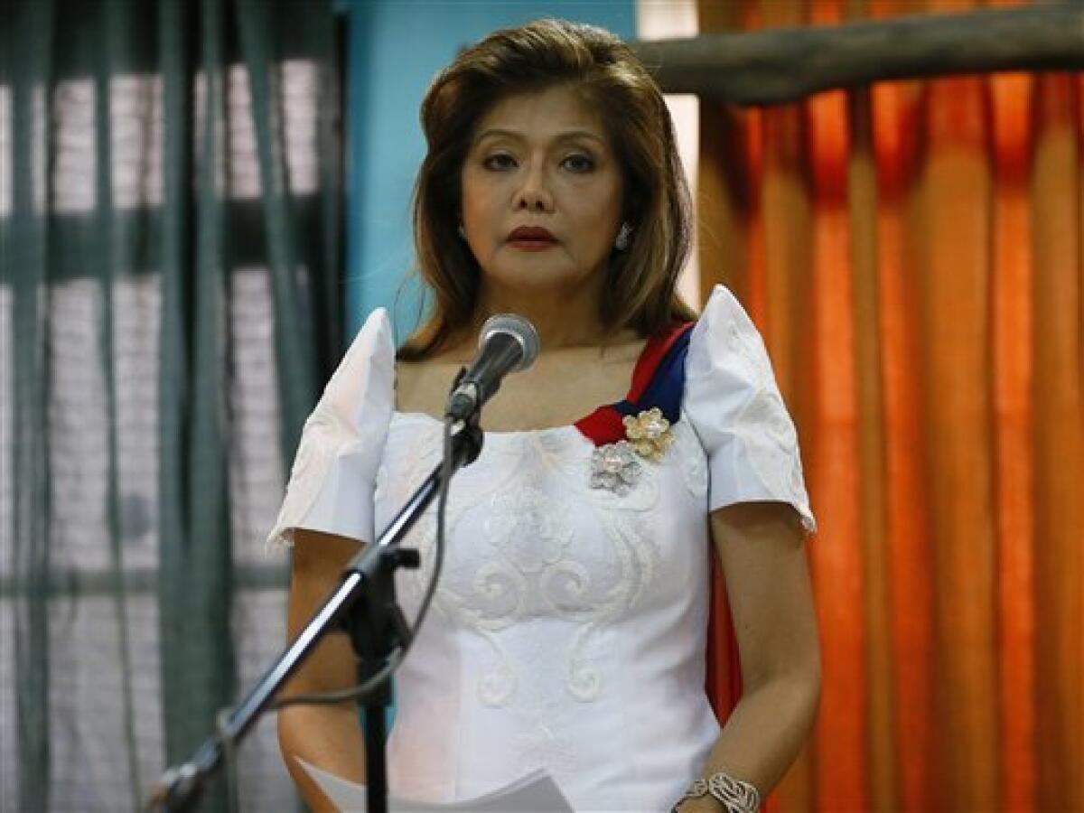 La gobernadora Imee Marcos lee el comunicado de su familia tras el entienrro de su padre, el fallecido dictador Ferdinand Marcos, en el Cementerio de Héroes de Filipinas, el 18 de noviembre de 2016, en Pasay City.