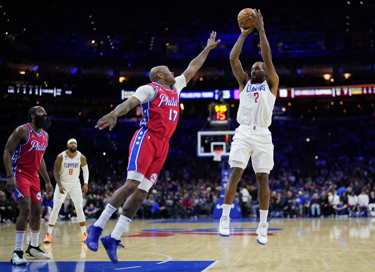 Kawhi Leonard des Clippers tire sur PJ Tucker des 76ers le 23 décembre 2022.