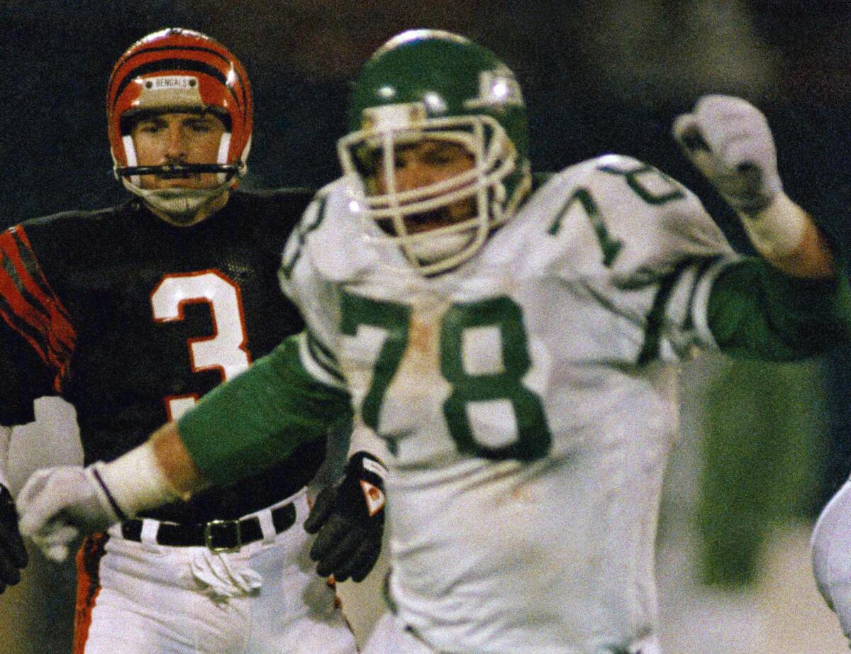New York Jets' Barry Bennett, right, celebrates after blocking a field goal attempt by Cincinatti's Jim Breech on Nov. 30, 1987.