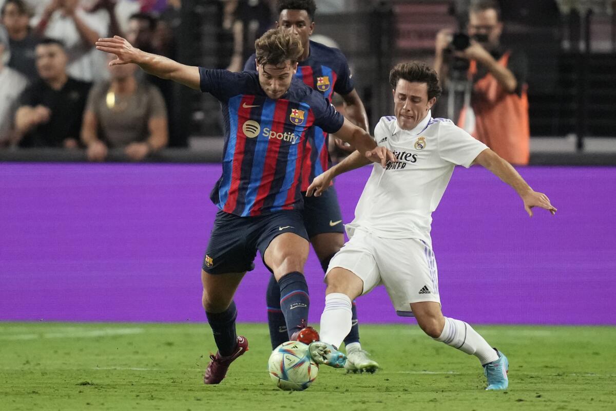 En foto del 23 de julio del 2022, Nico Gonzalez del Barcelona pelea por el balón con Alvaro Odriozola 