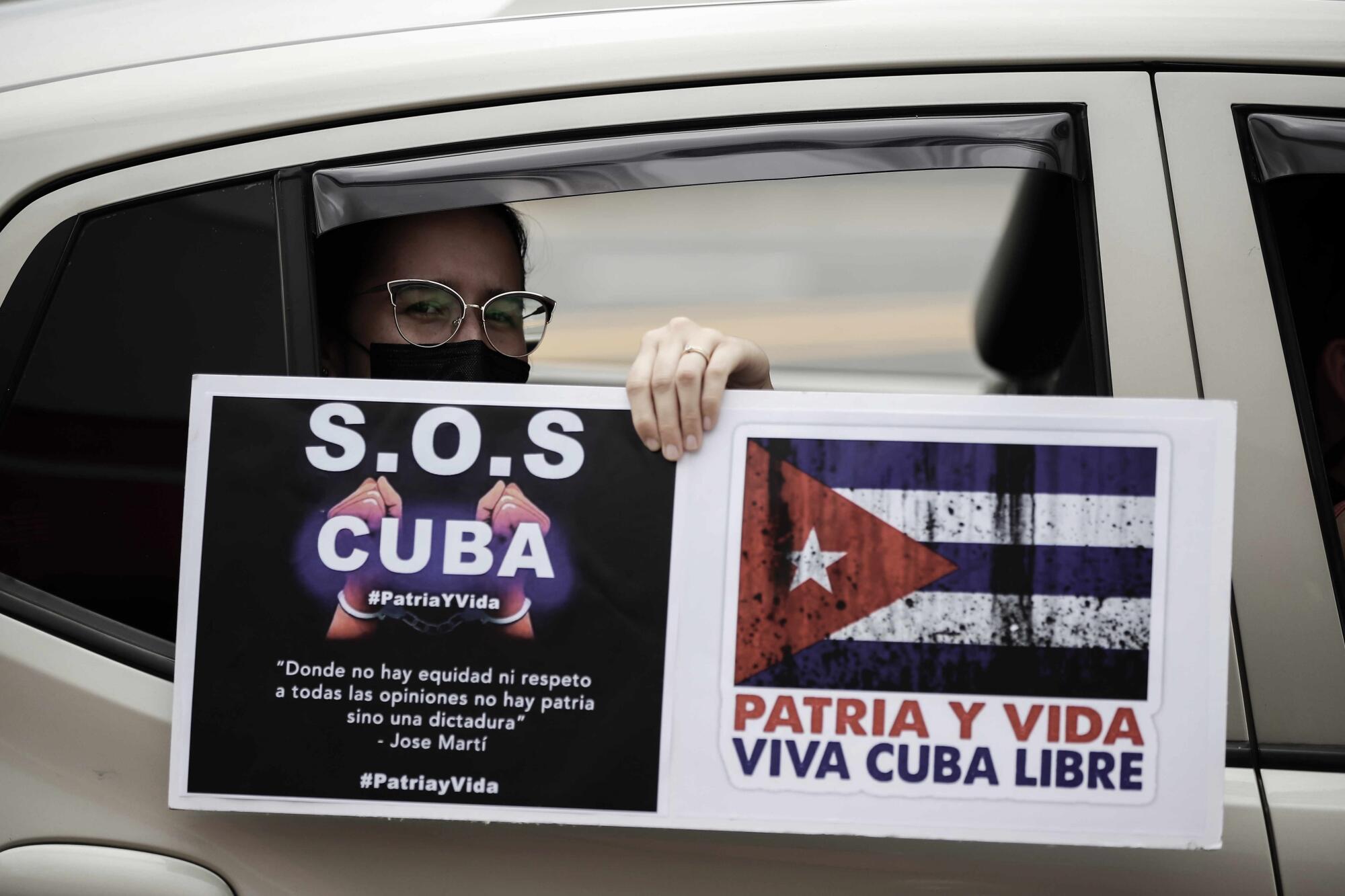 Cubanos en el exterior exigen con pancartas una intervención militar de Estados Unidos en Cuba