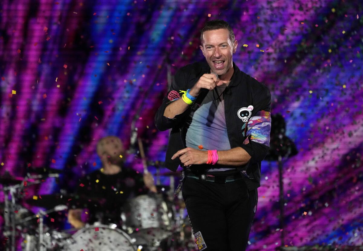 Chris Martin de Coldplay durante su concierto en el Rose Bowl