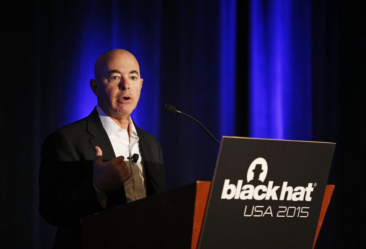 ARCHIVO - Alejandro Mayorkas, habla en la conferencia de Black Hat en Las Vegas. 