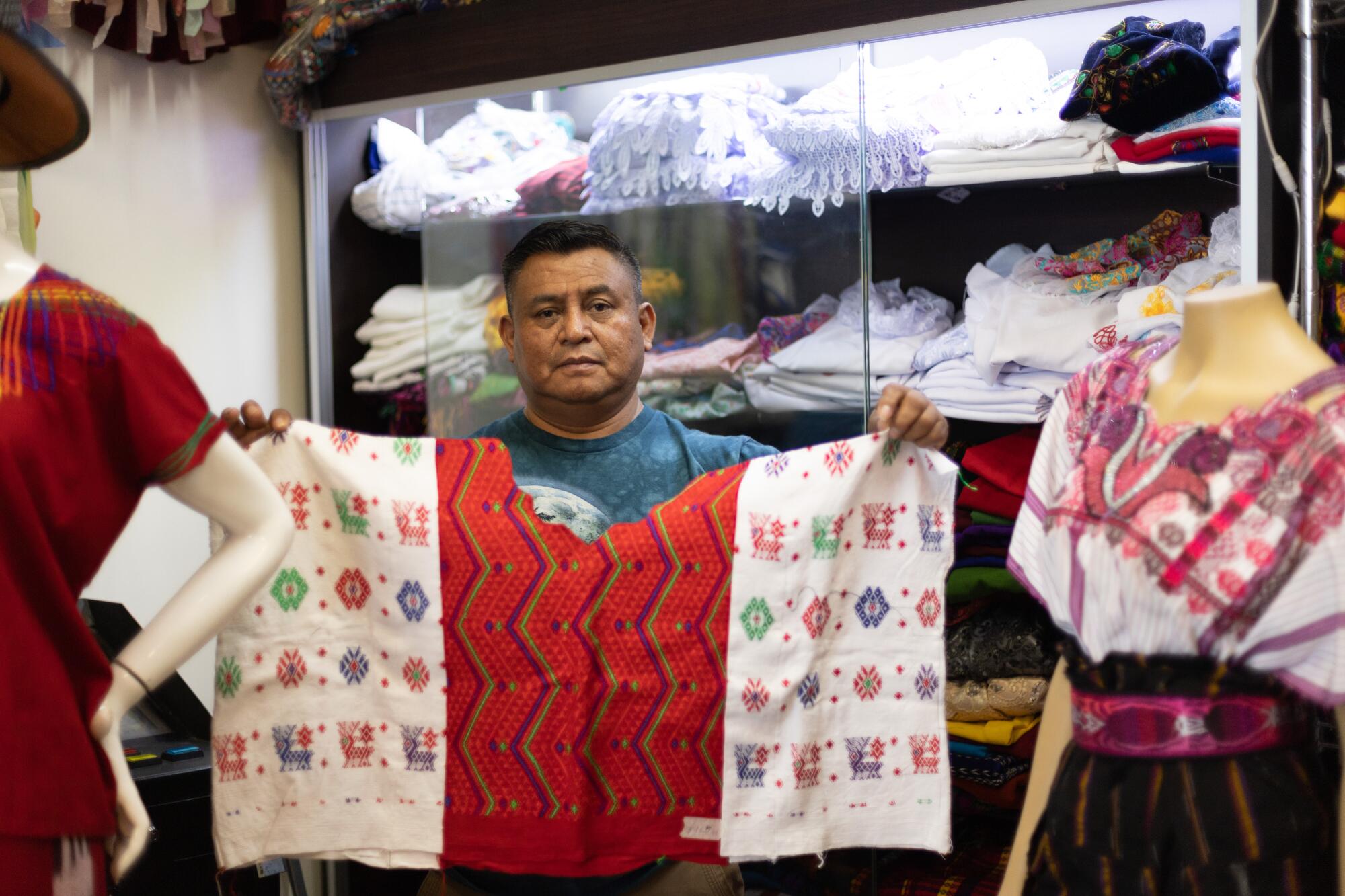 Desde 2022 el negocio de Bartolo Hernández atiende con textiles a la diáspora maya guatemalteca del sur de California.