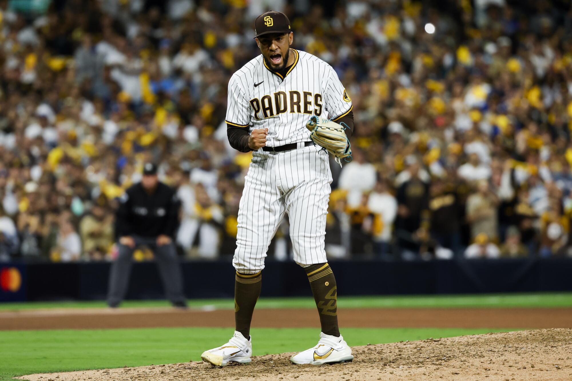 Blossoming Robert Suarez holds the line in Padres' win - The San Diego  Union-Tribune