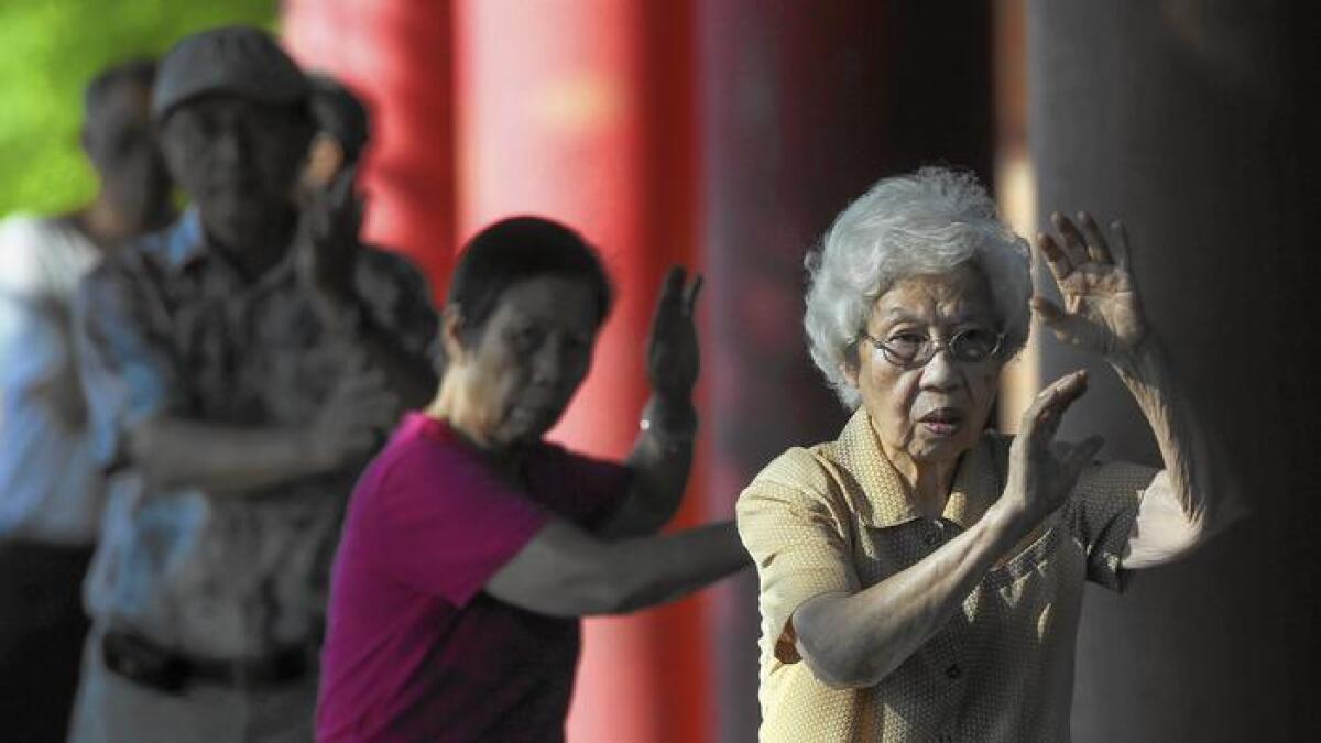 Un grupo practica tai chi en el Centro de Recreación Alpine en el Barrio chino de Los Ángeles.