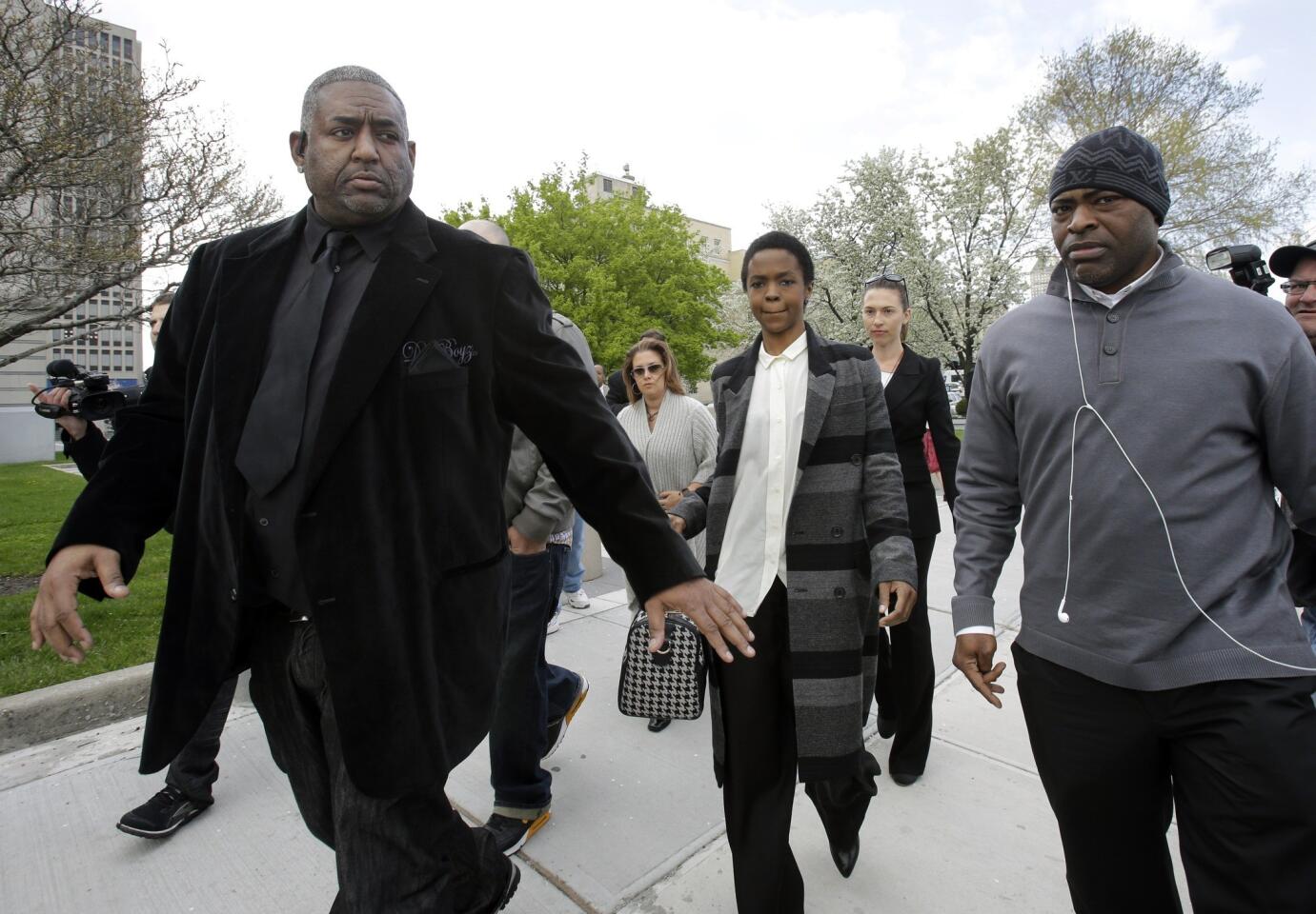 Lauryn Hill tax evasion sentence postponed; signs record deal