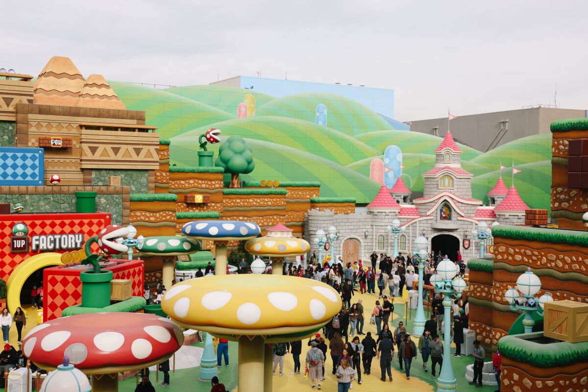 Les gens font l'expérience des répétitions techniques au Super Nintendo World. (Dania Maxwell / Los Angeles Times).