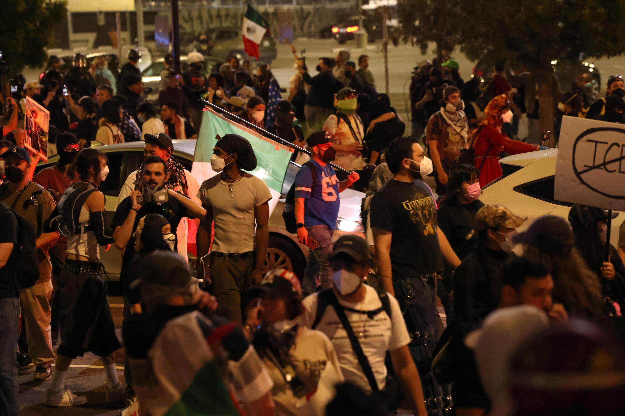 Les manifestants se dirigent vers le sud sur Alameda alors que les agents du LAPD les poussent hors du centre-ville de Los Angeles.