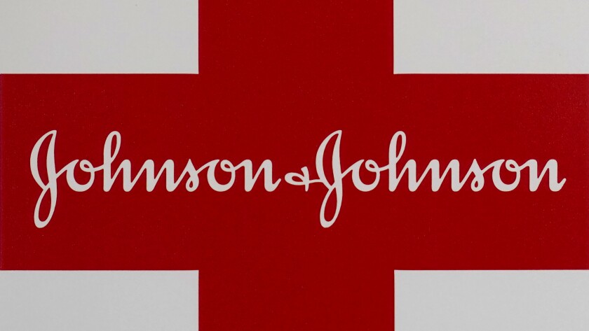 El logotipo de Johnson & Johnson en un botiquín en Walpole, Massachusetts.