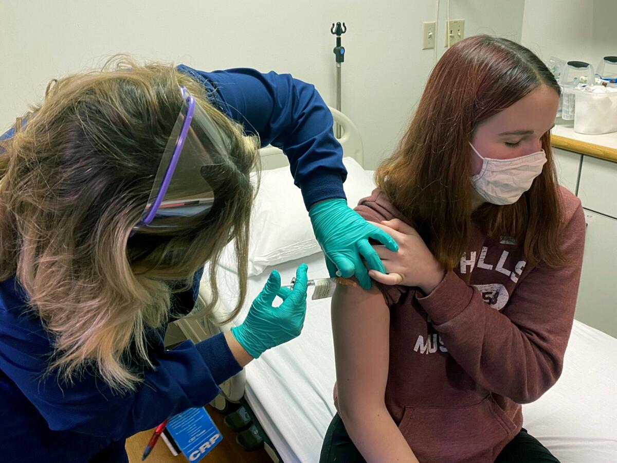 Universidades de California exigirán la vacuna a estudiantes y personal