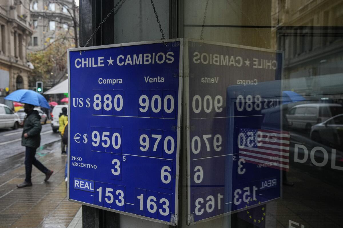Un tablero muestra los tipos de cambio cruzados entre las monedas extranjeras y el peso chileno